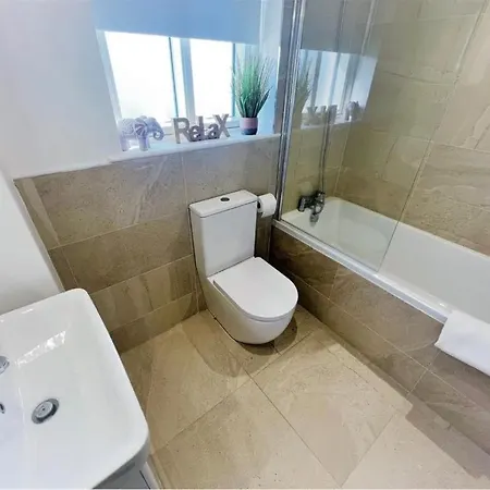 بيت للعطل Manor Brook House أدير